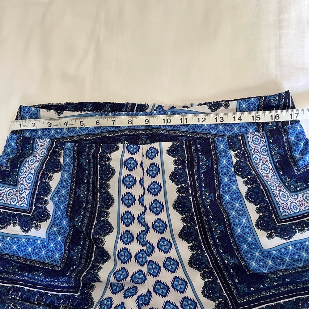Dizzy Blue and White Shorts with Paisley Design Sz L - Picture 4 of 5